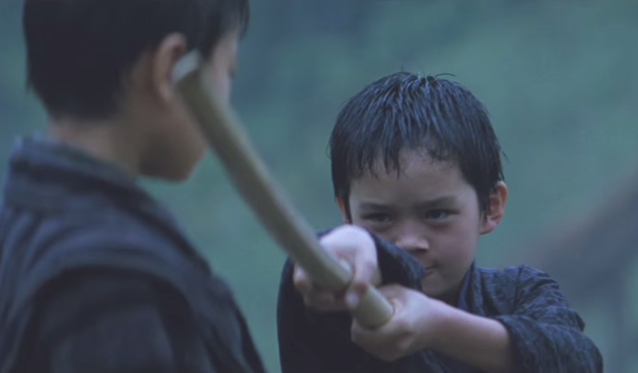 池松壮亮　ラスト・サムライ　木刀を振る少年